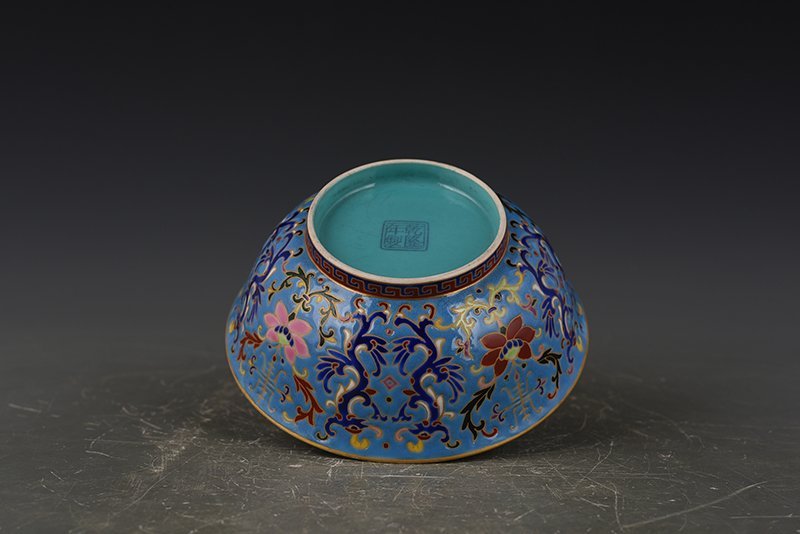 Qing Dynasty Qianlong porcelain body enamel colorful dragon pattern bowl