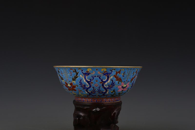 Qing Dynasty Qianlong porcelain body enamel colorful dragon pattern bowl