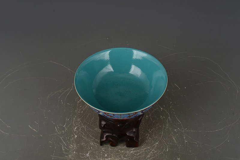 Qing Dynasty Qianlong porcelain body enamel colorful dragon pattern bowl
