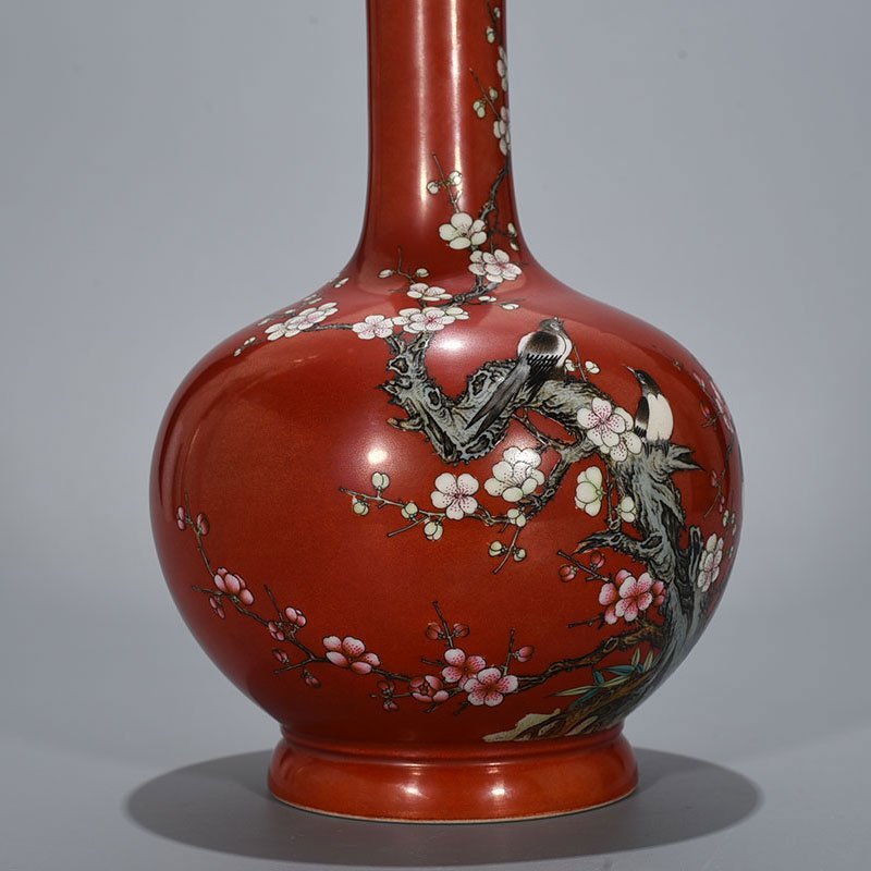 Qing Dynasty Qianlong pastel magpie plum pattern straight neck vase