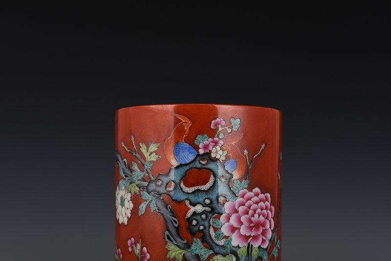 Qing Dynasty Qianlong alum red ground flower and bird pattern pen holder