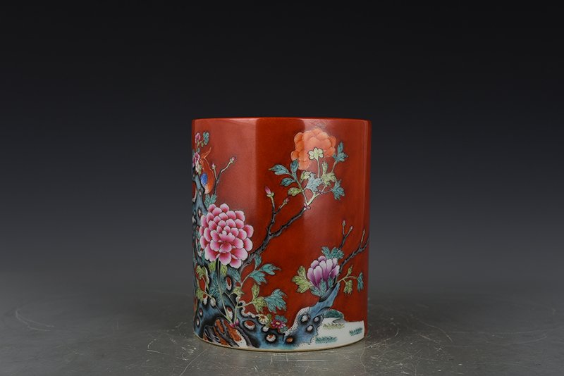 Qing Dynasty Qianlong alum red ground flower and bird pattern pen holder