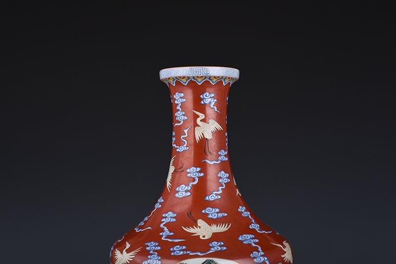 Qing Dynasty Qianlong alum red consecrated pastel figure bottle