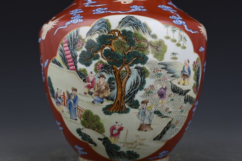 Qing Dynasty Qianlong alum red consecrated pastel figure bottle