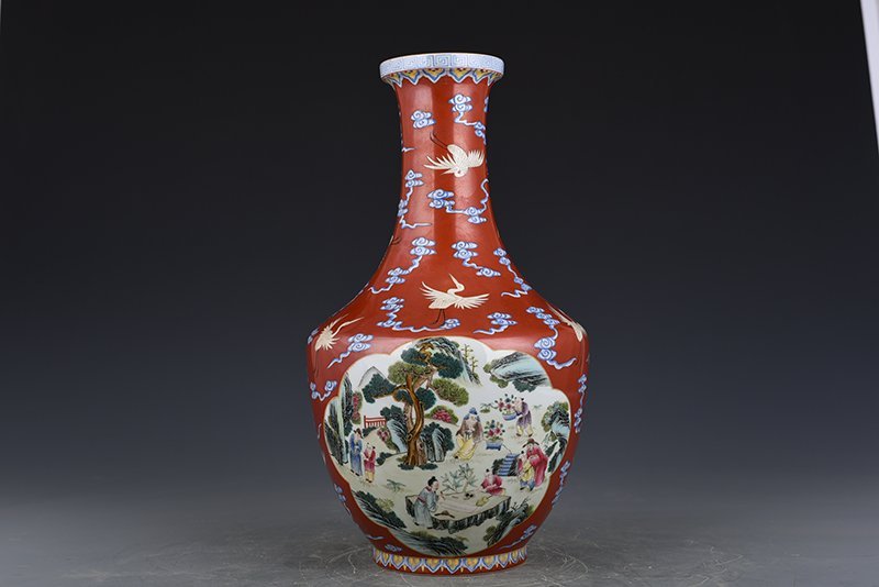 Qing Dynasty Qianlong alum red consecrated pastel figure bottle