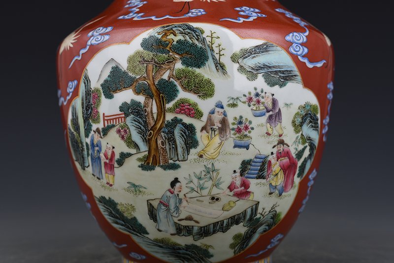 Qing Dynasty Qianlong alum red consecrated pastel figure bottle