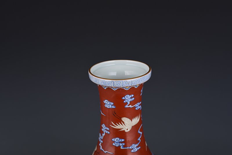 Qing Dynasty Qianlong alum red consecrated pastel figure bottle