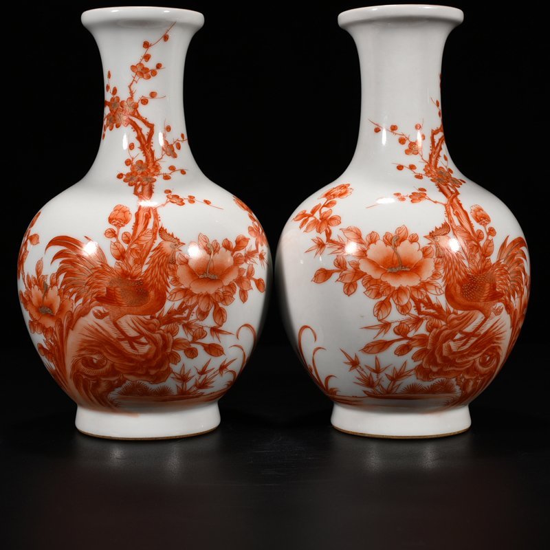 Qing Dynasty Qianlong alum red vase with gold rooster and floral pattern