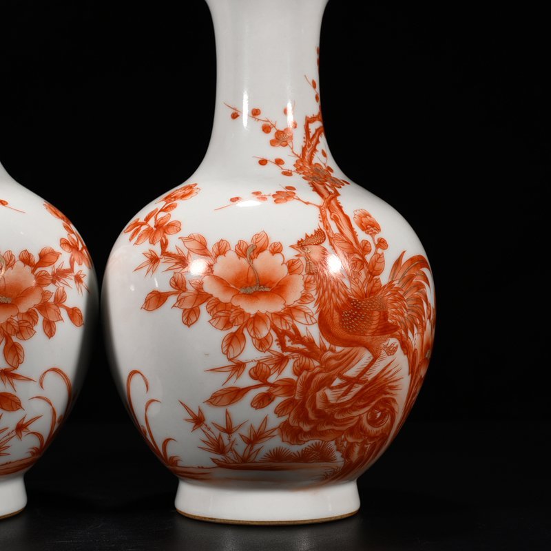 Qing Dynasty Qianlong alum red vase with gold rooster and floral pattern
