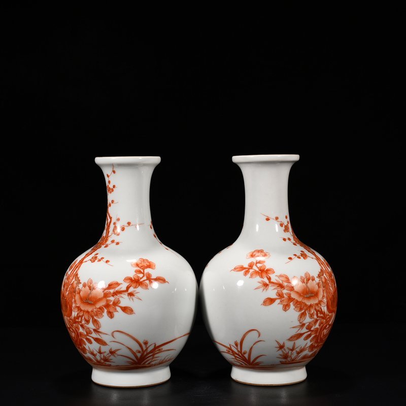 Qing Dynasty Qianlong alum red vase with gold rooster and floral pattern