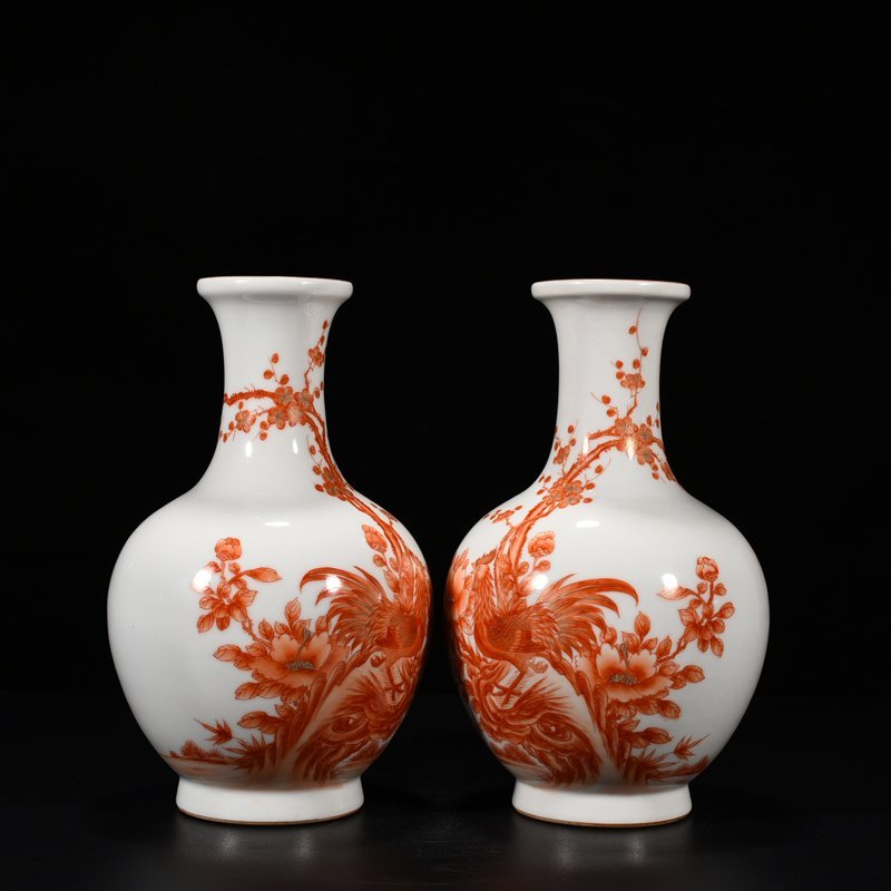 Qing Dynasty Qianlong alum red vase with gold rooster and floral pattern