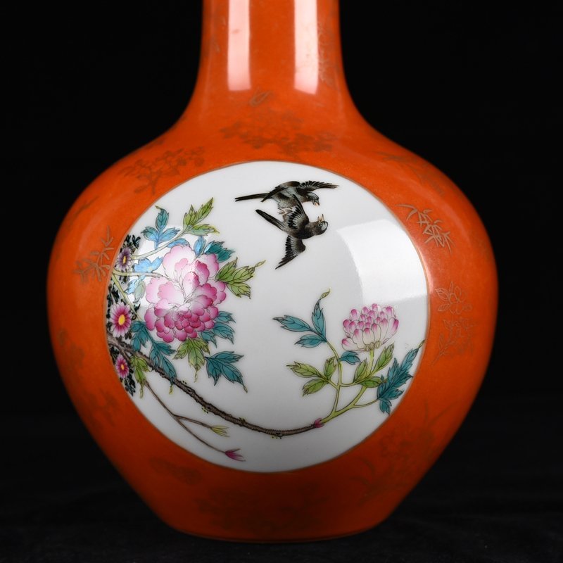 Qing Dynasty Qianlong alum red gold-consecrated flower and bird celestial sphere vase