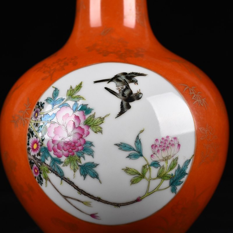 Qing Dynasty Qianlong alum red gold-consecrated flower and bird celestial sphere vase
