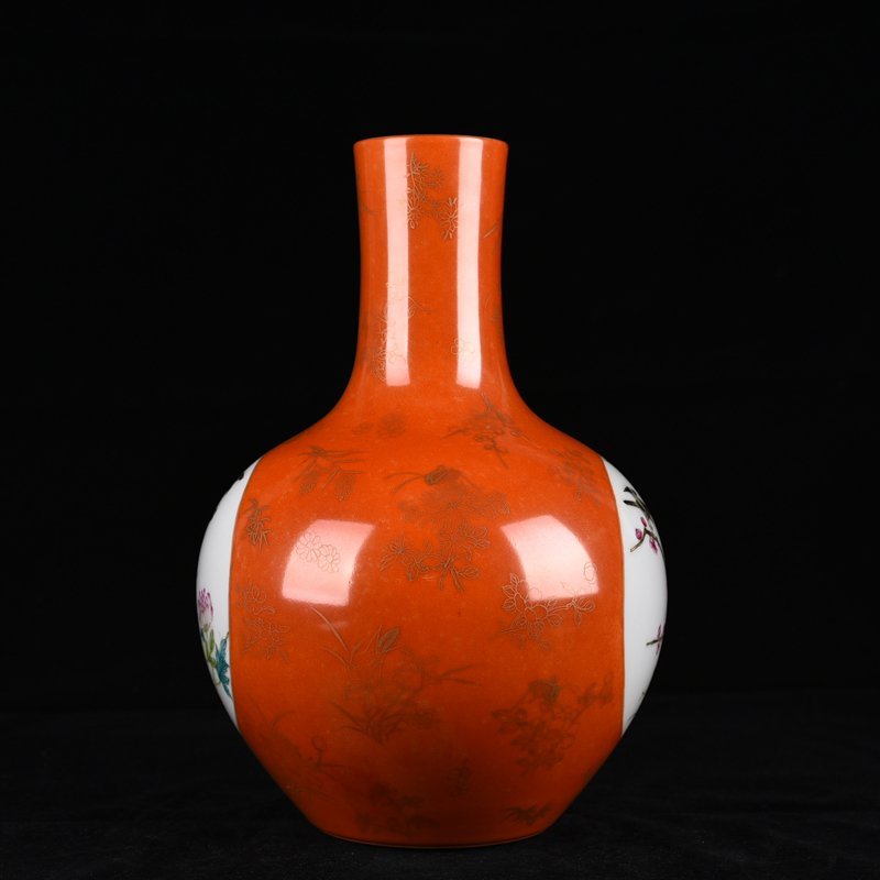 Qing Dynasty Qianlong alum red gold-consecrated flower and bird celestial sphere vase