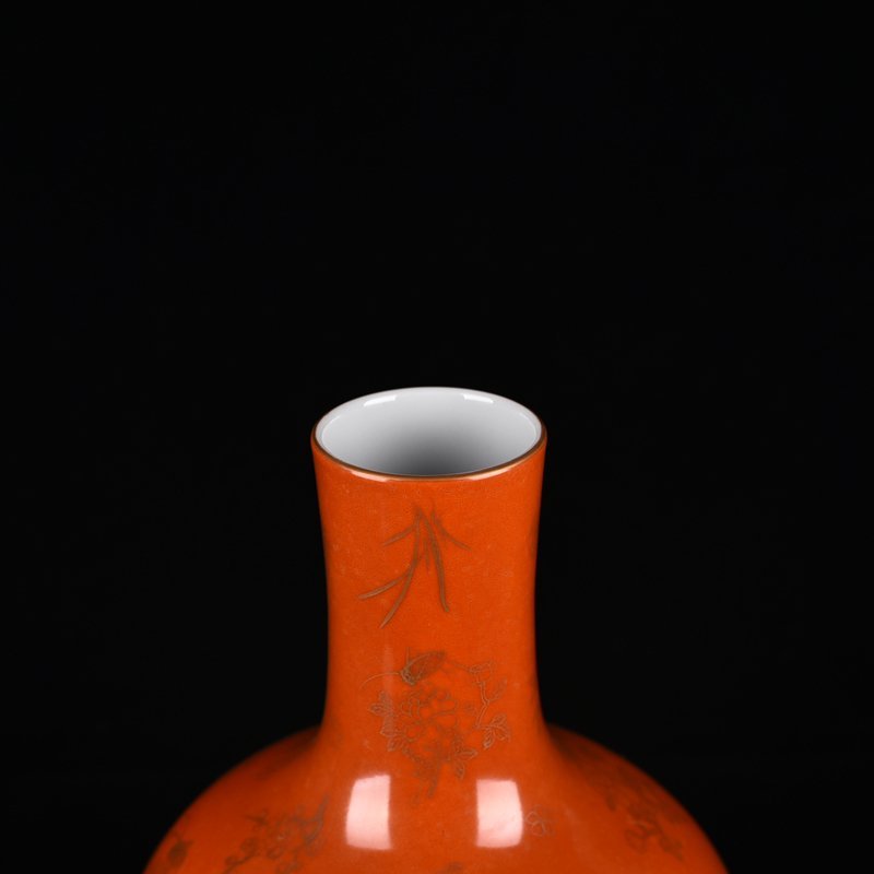 Qing Dynasty Qianlong alum red gold-consecrated flower and bird celestial sphere vase