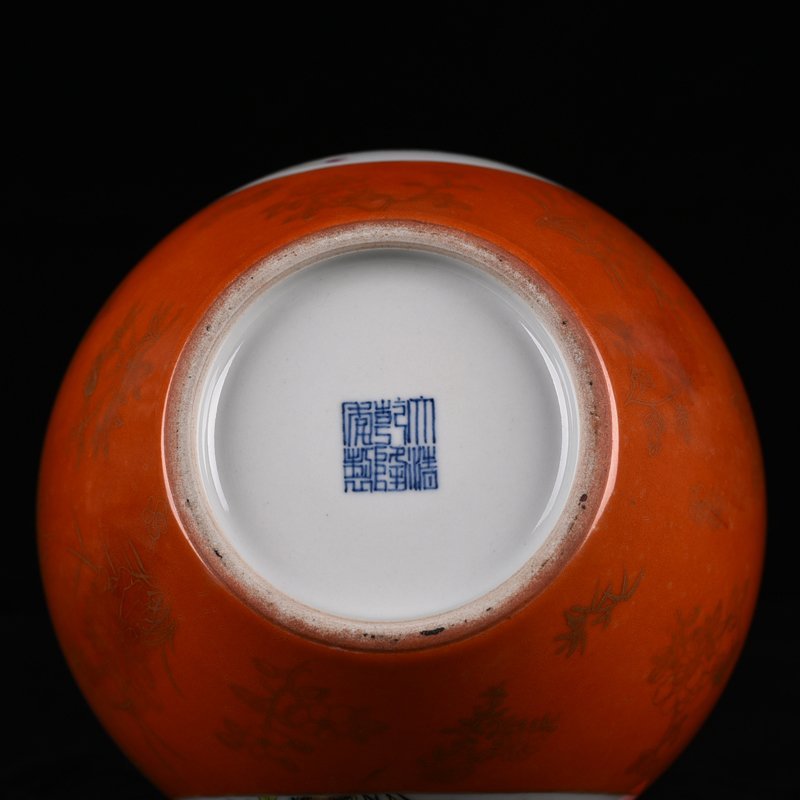 Qing Dynasty Qianlong alum red gold-consecrated flower and bird celestial sphere vase