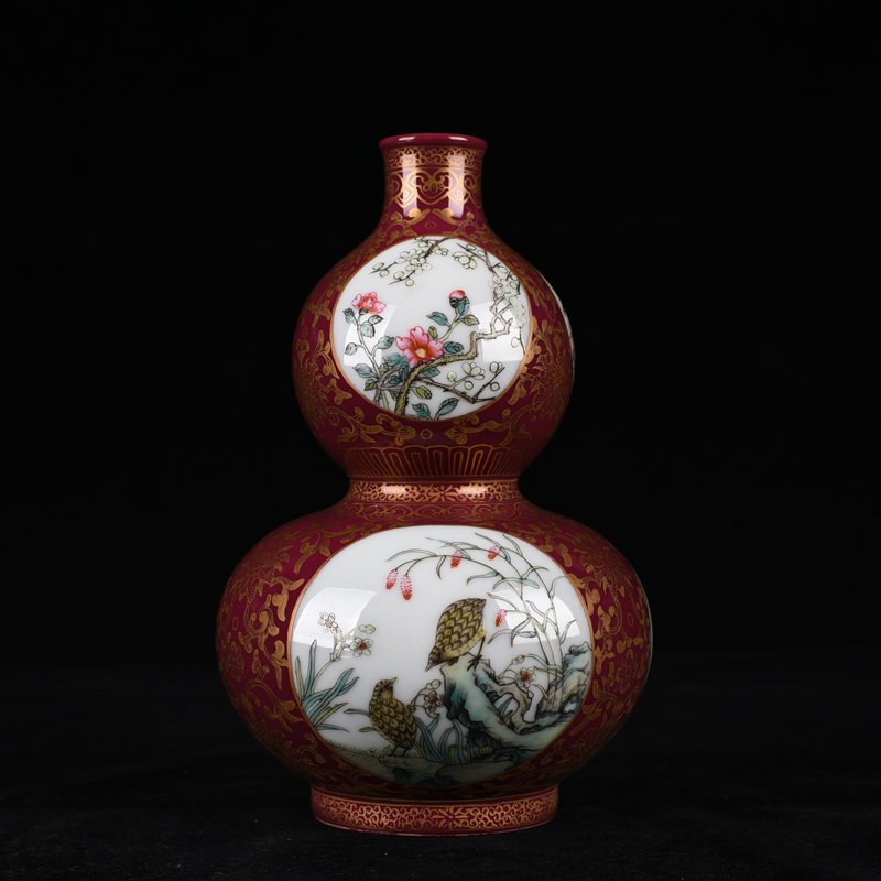 Qing Dynasty Qianlong alum red gold painted flower and bird gourd vase