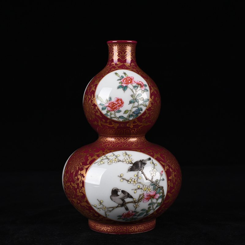 Qing Dynasty Qianlong alum red gold painted flower and bird gourd vase