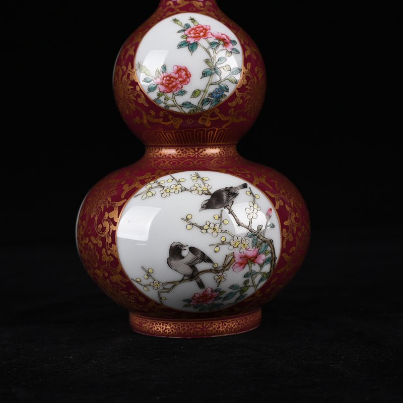 Qing Dynasty Qianlong alum red gold painted flower and bird gourd vase