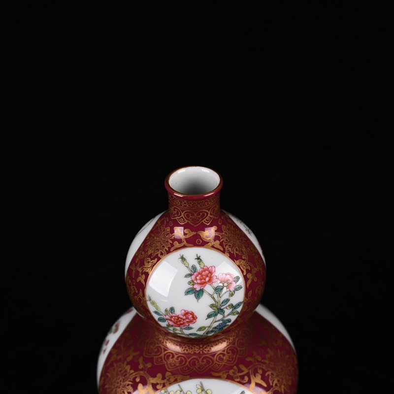 Qing Dynasty Qianlong alum red gold painted flower and bird gourd vase