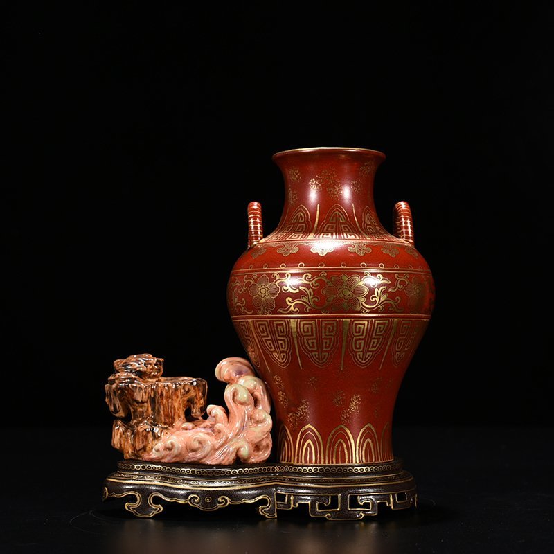 Qing Dynasty Qianlong alum red gold Fuhai Shoushan vase