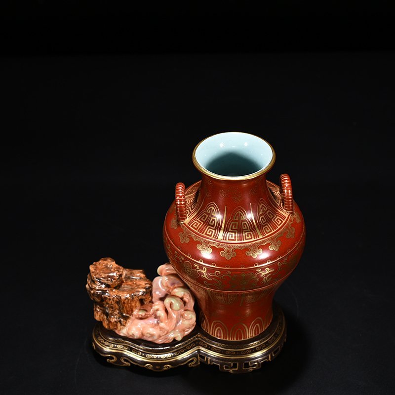 Qing Dynasty Qianlong alum red gold Fuhai Shoushan vase