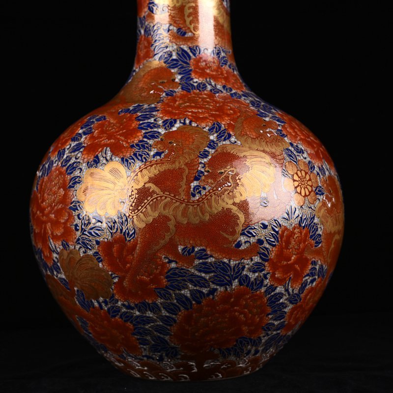 Qing Dynasty Qianlong alum red gold painted lion pattern celestial sphere vase