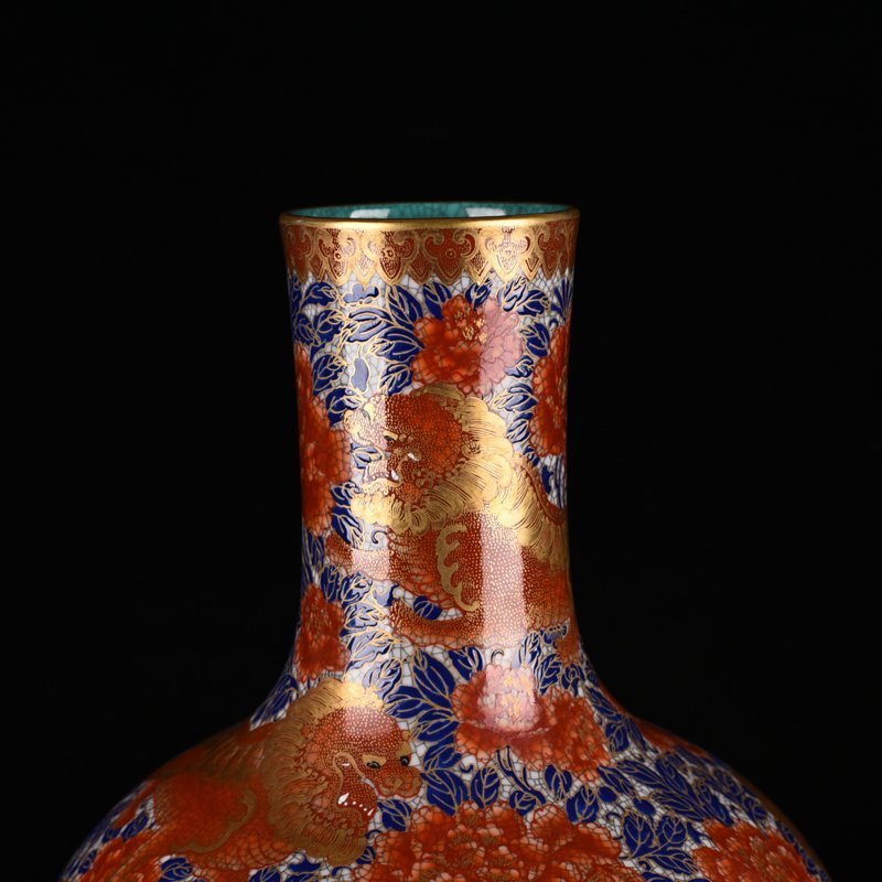 Qing Dynasty Qianlong alum red gold painted lion pattern celestial sphere vase