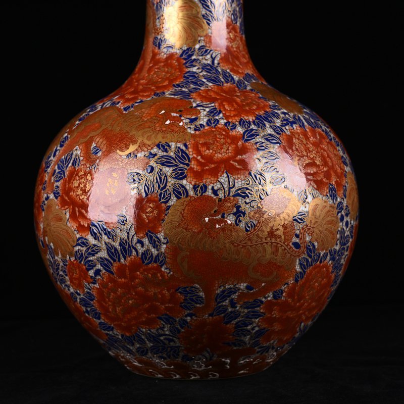 Qing Dynasty Qianlong alum red gold painted lion pattern celestial sphere vase