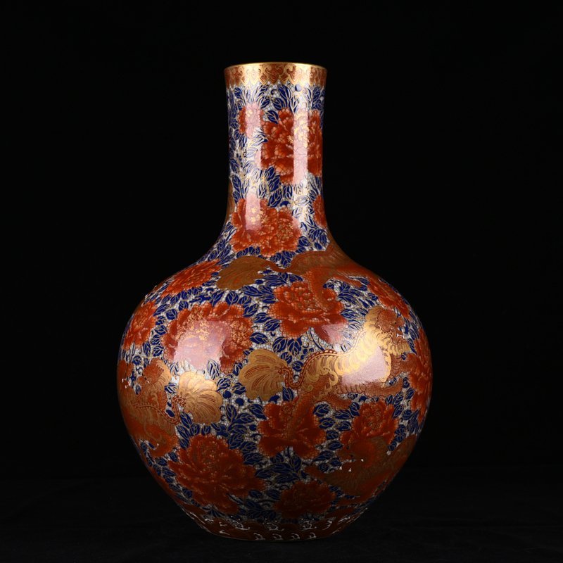 Qing Dynasty Qianlong alum red gold painted lion pattern celestial sphere vase