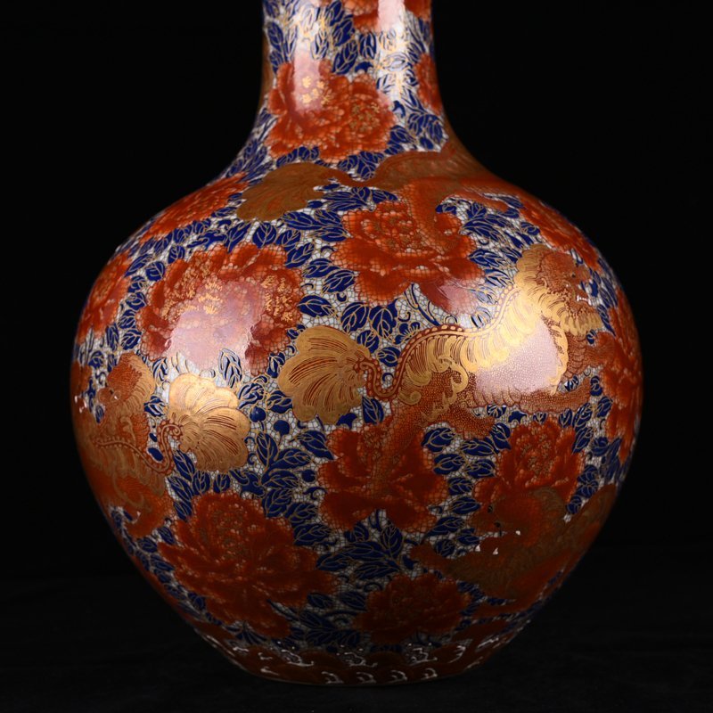 Qing Dynasty Qianlong alum red gold painted lion pattern celestial sphere vase