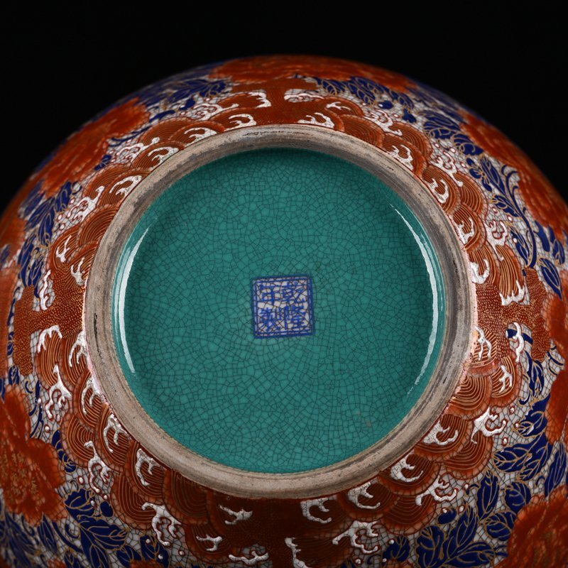 Qing Dynasty Qianlong alum red gold painted lion pattern celestial sphere vase