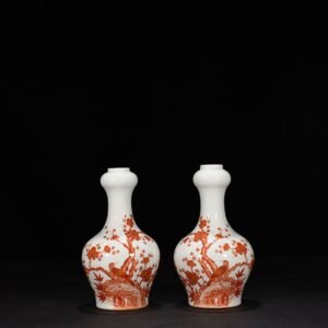 Qing Dynasty Qianlong alum red garlic vase with gold flower