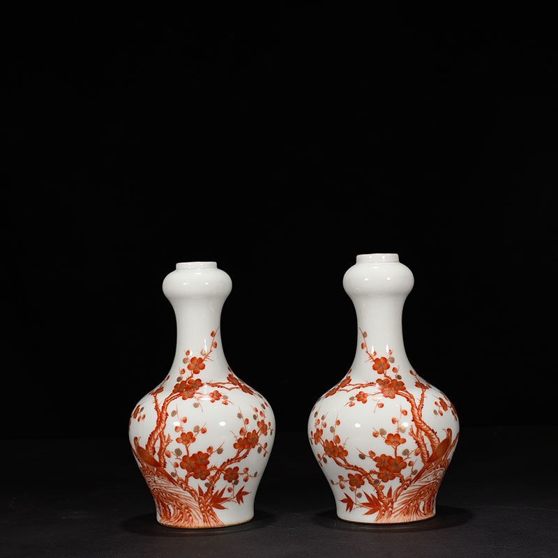Qing Dynasty Qianlong alum red garlic vase with gold flower