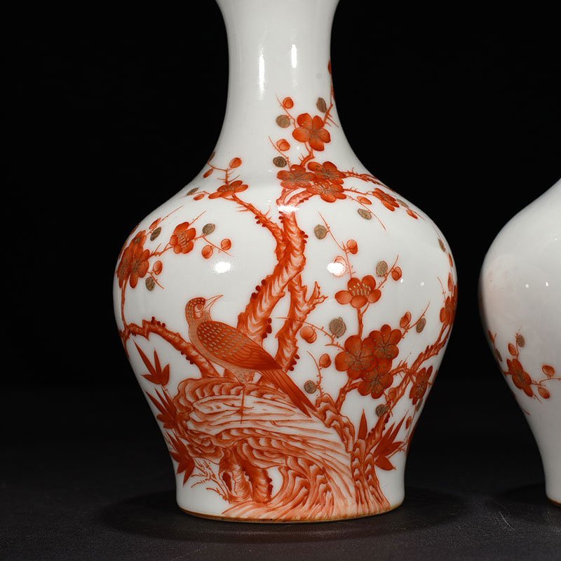 Qing Dynasty Qianlong alum red garlic vase with gold flower