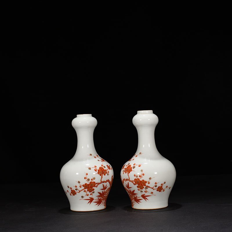 Qing Dynasty Qianlong alum red garlic vase with gold flower