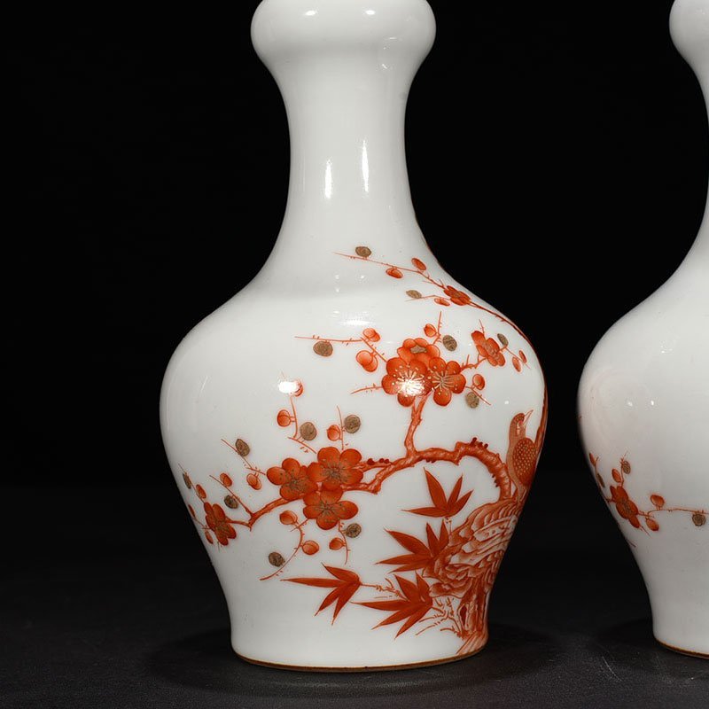 Qing Dynasty Qianlong alum red garlic vase with gold flower