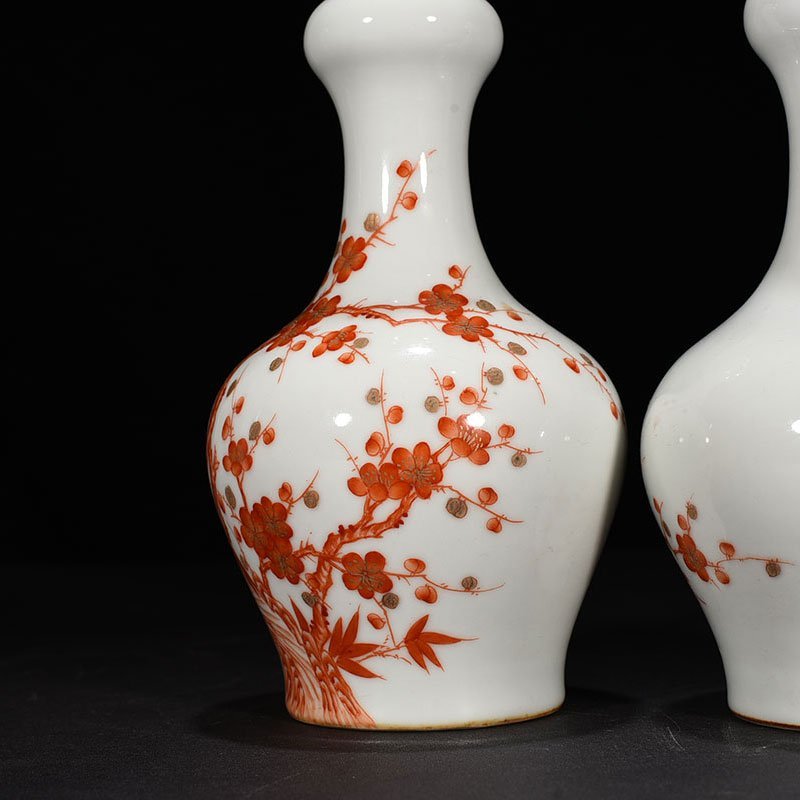 Qing Dynasty Qianlong alum red garlic vase with gold flower