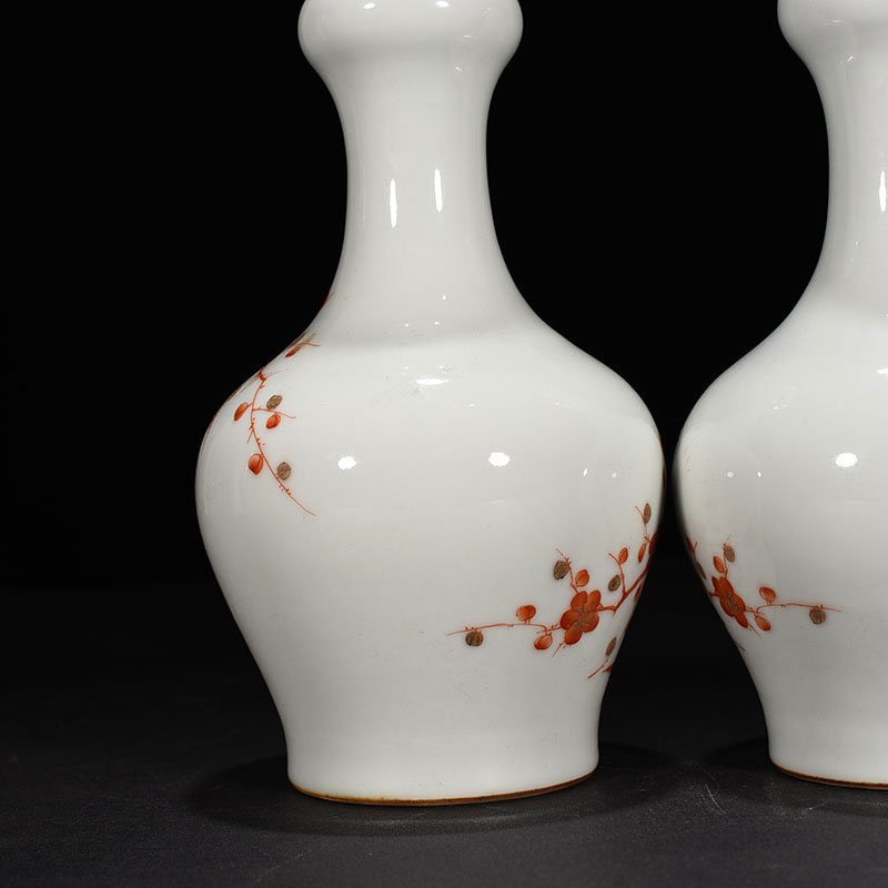 Qing Dynasty Qianlong alum red garlic vase with gold flower