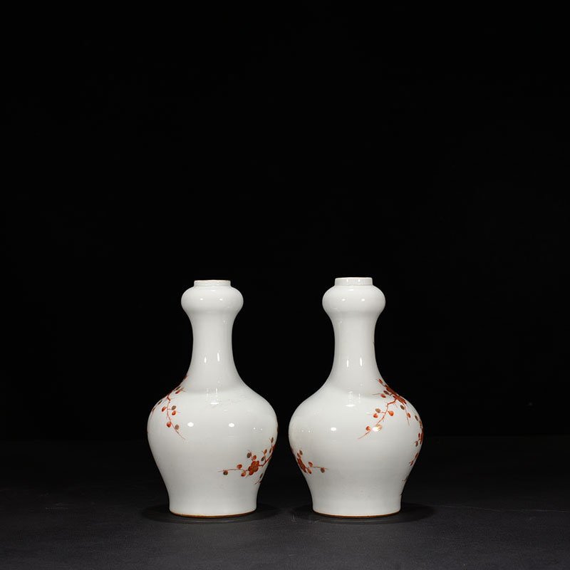 Qing Dynasty Qianlong alum red garlic vase with gold flower