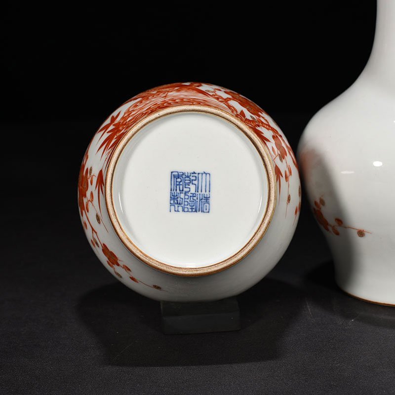 Qing Dynasty Qianlong alum red garlic vase with gold flower