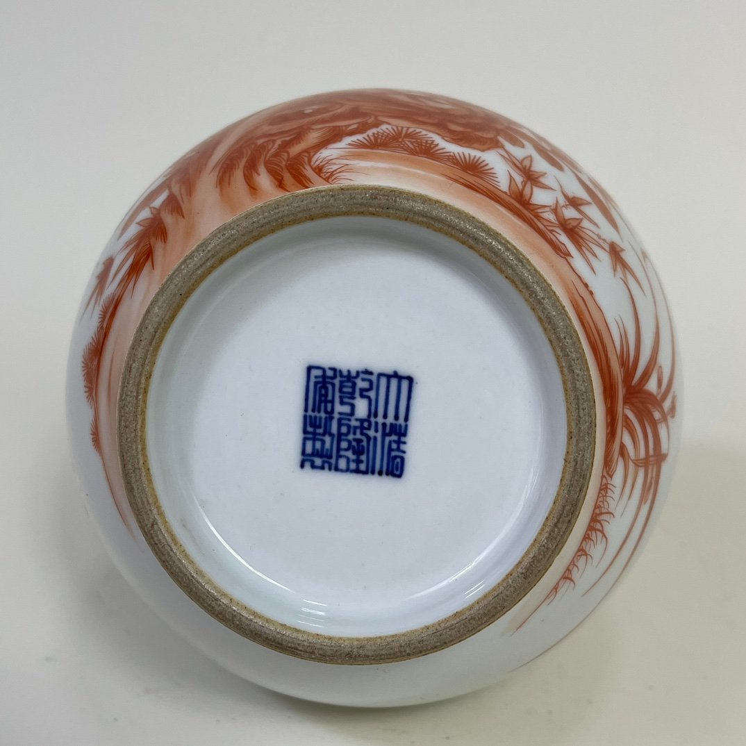Qing Dynasty Qianlong alum red gold rooster crowing pattern vase