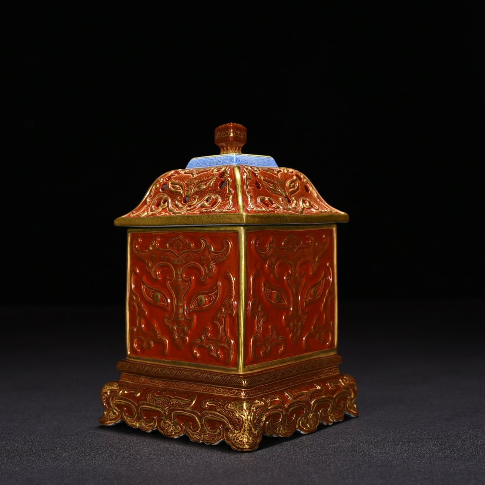 Qing Dynasty Qianlong alum red gold carved gluttonous pattern diamond-shaped hollow smoker
