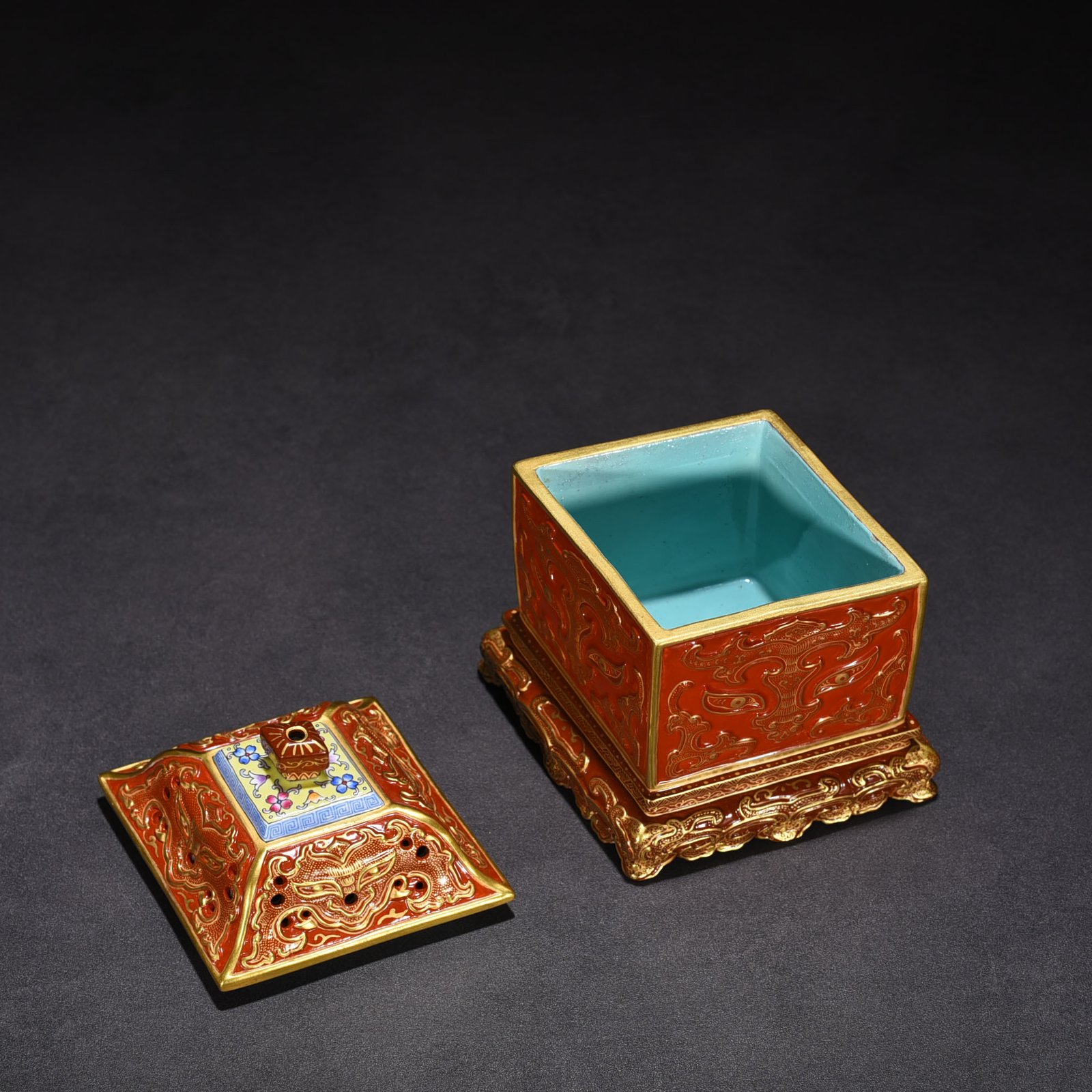 Qing Dynasty Qianlong alum red gold carved gluttonous pattern diamond-shaped hollow smoker