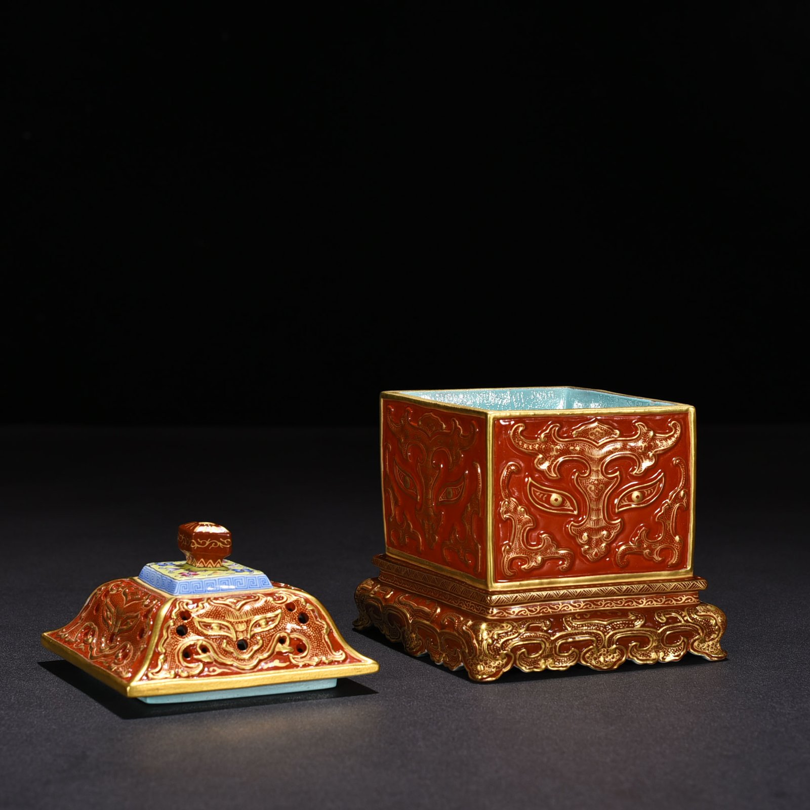 Qing Dynasty Qianlong alum red gold carved gluttonous pattern diamond-shaped hollow smoker