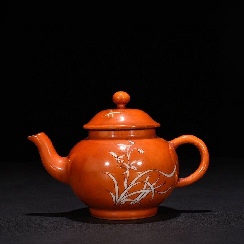 Qing Dynasty Qianlong alum red with white orchid pattern pot