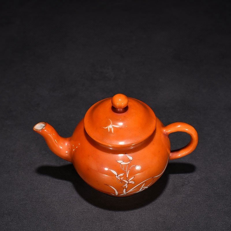 Qing Dynasty Qianlong alum red with white orchid pattern pot