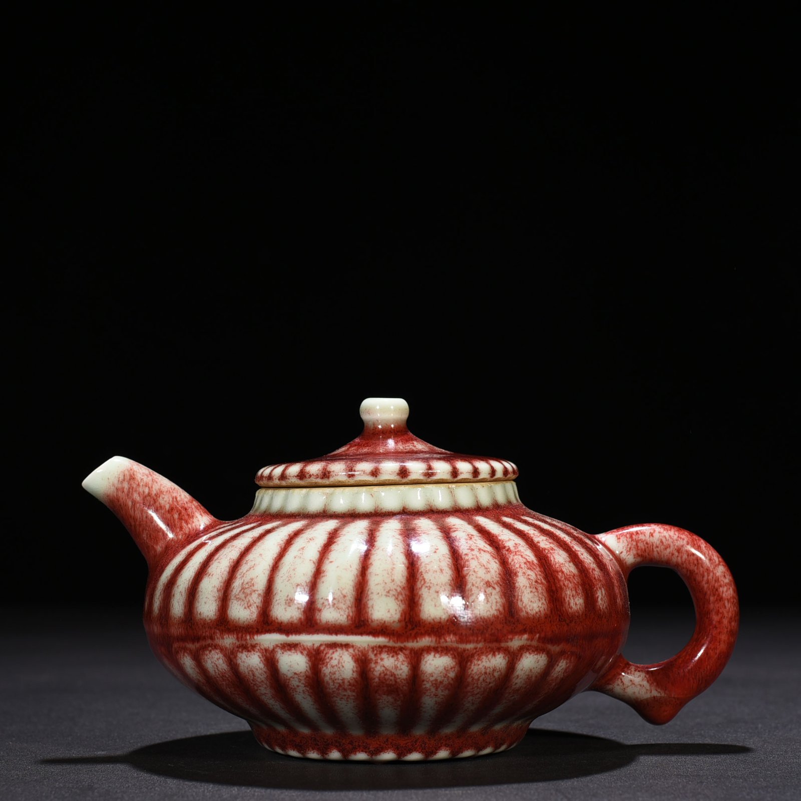 Qing Dynasty Qianlong Festival red kiln glazed chrysanthemum petal pot
