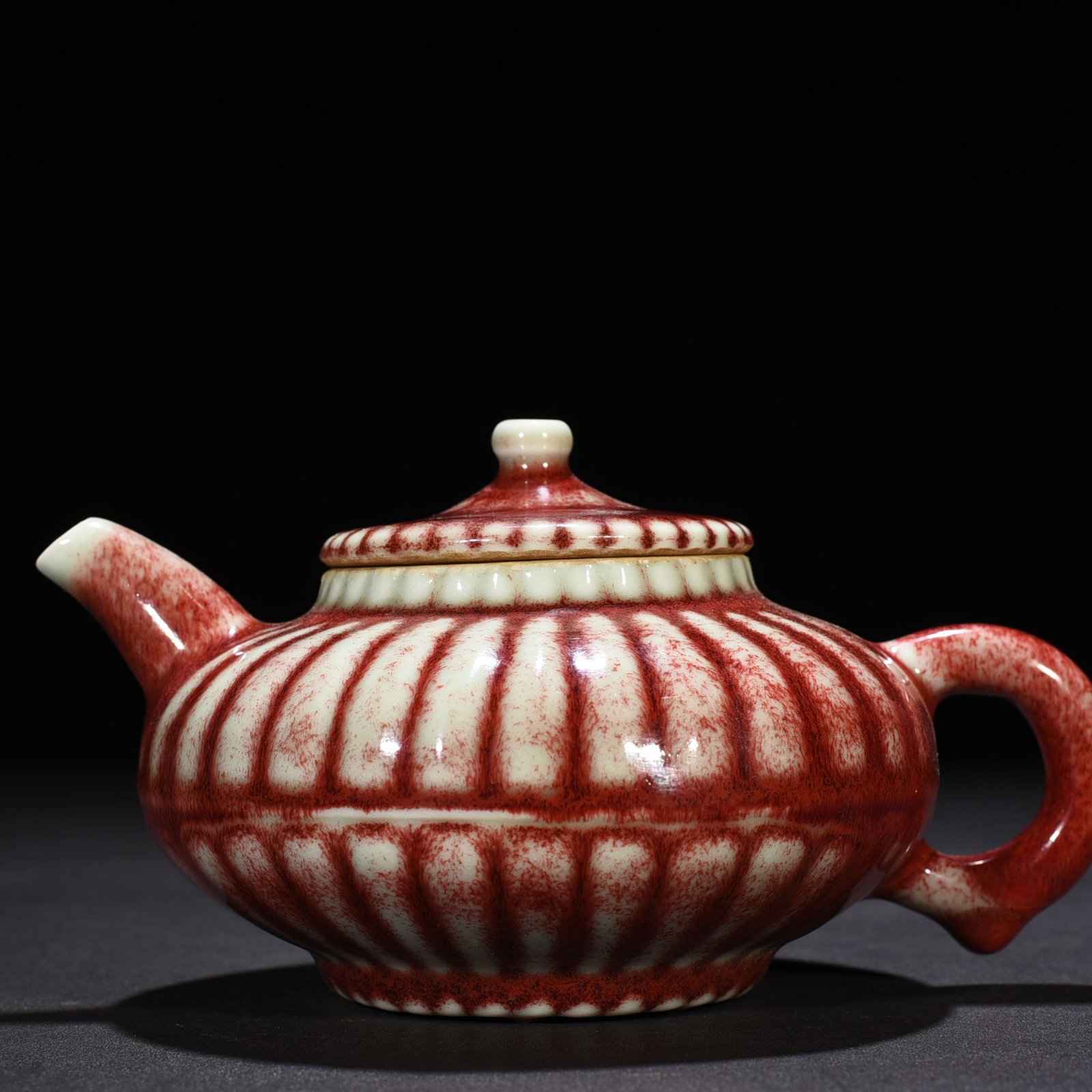 Qing Dynasty Qianlong Festival red kiln glazed chrysanthemum petal pot