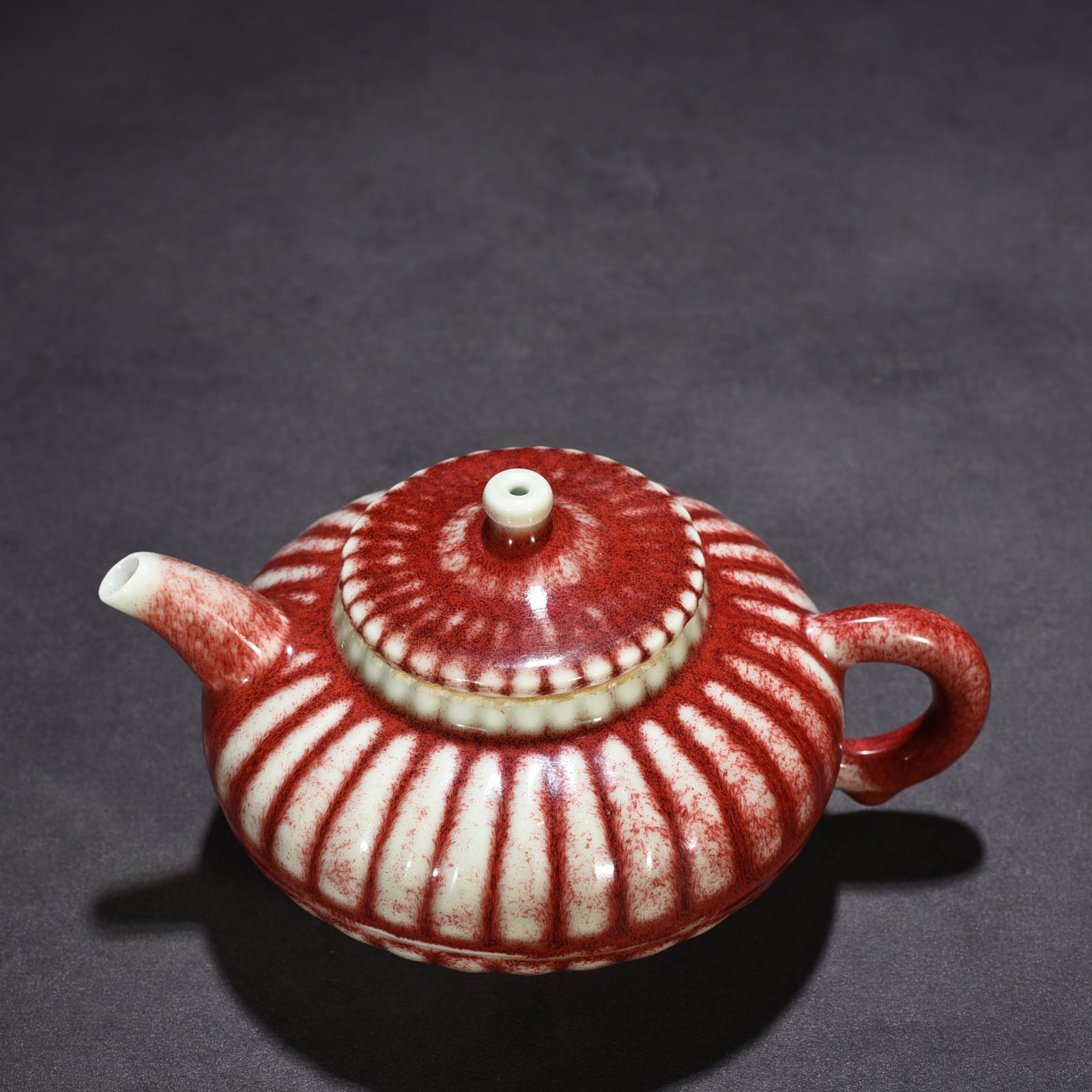 Qing Dynasty Qianlong Festival red kiln glazed chrysanthemum petal pot